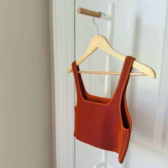 Aritzia Babaton Burnt Orange Ribbed Crop Top - Picture 4 of 5